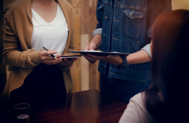 Reunión de negocios para planificar y delinear los objetivos del negocio.