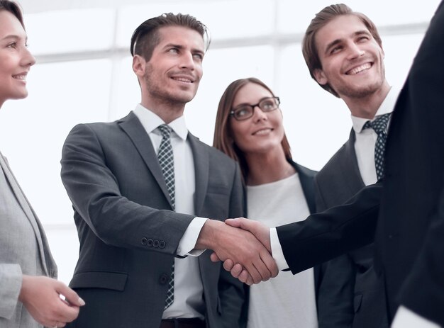 Foto reunión de negocios de socios en el vestíbulo