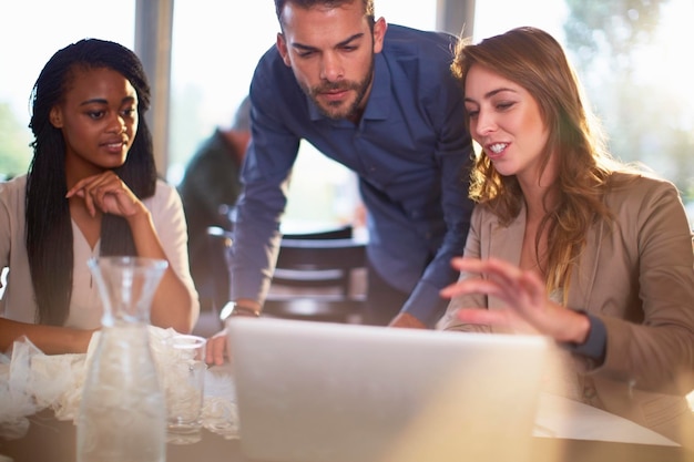 Reunión de negocios de tres personas en un restaurante.