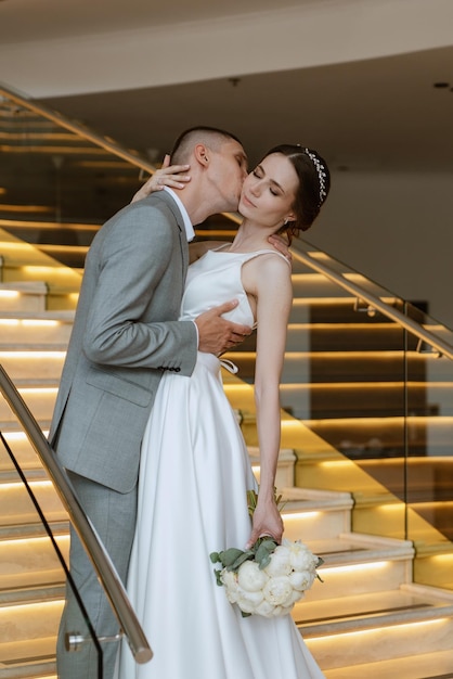 reunión de la novia y el novio en las escaleras del hotel