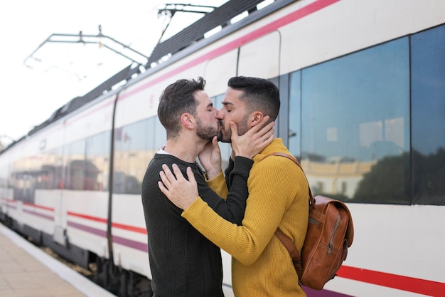 Reunión de pareja de relación a larga distancia después de mucho tiempo