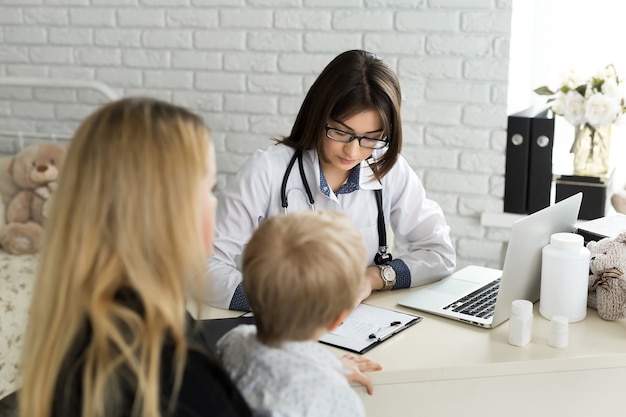 Reunión de pediatra con madre e hijo en el hospital