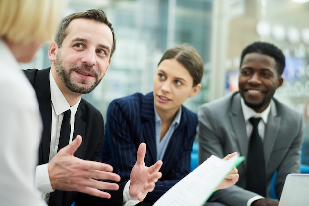 Reunión de personas de Bsiness en la oficina