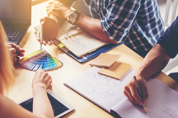 reunión de personas de negocios. elegir colores y materiales