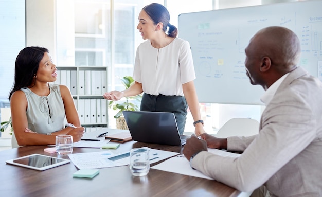 Reunión de presentación de personas de negocios y discusión como estrategia y planificación de colaboración del personal de administración y empleados Conversación de taller de empresa de trabajo en equipo y charla grupal en la oficina moderna