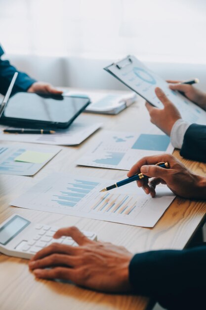 Foto reunión para presentar el equipo de negocios ejecutivo de finanzas discutir reuniones para planificar el trabajo estrategias de análisis de proyectos de inversión y discutir gráficos financieros y presupuestos de la empresa en la oficina