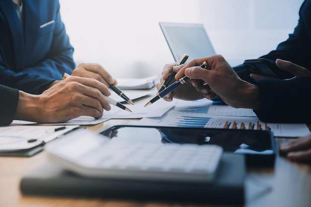 Reunión para presentar el equipo de negocios ejecutivo de finanzas Discutir reuniones para planificar el trabajo estrategias de análisis de proyectos de inversión y discutir gráficos financieros y presupuestos de la empresa en la oficina