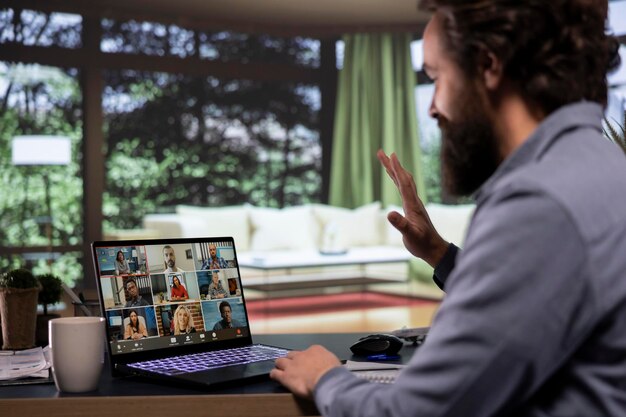 Reunión del Presidente con los socios sobre la conexión de videoconferencia en el hogar