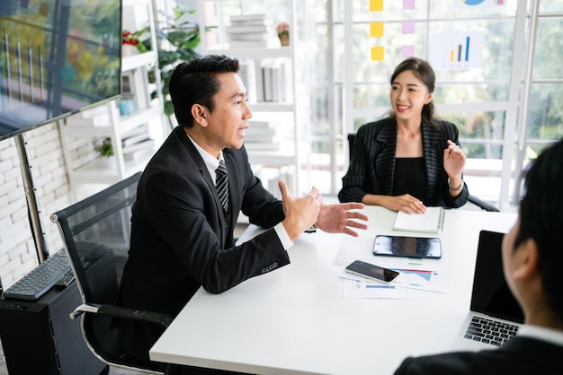 Reunión profesional de asesores de negocios asiáticos para analizar y discutir la estrategia de apoyo financiero de una empresa de tecnología Consultor de inicio de asociación Concepto de consulta de clientes de negocios en interiores