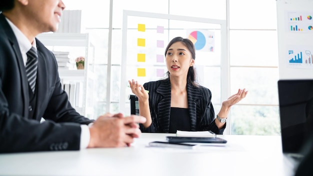 Reunión profesional de asesores de negocios de mujeres asiáticas para analizar y discutir la estrategia de apoyo financiero de una empresa de tecnología Concepto de consulta de clientes de negocios de consultoría de inicio de asociación