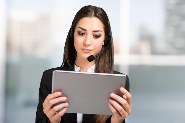 Reunión remota de mujeres usando una tableta y auriculares