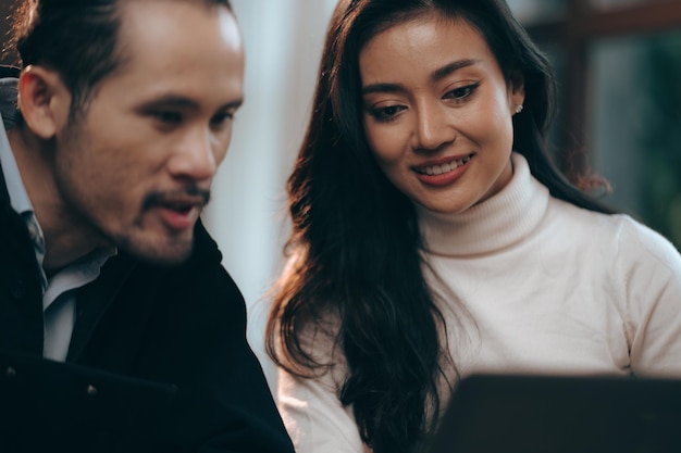 La reunión de trabajo en equipo de un compañero de trabajo profesional y la comunicación con el trabajo en equipo independiente del hombre de negocios y la mujer de negocios se discuten juntos en la oficina espacial de coworking