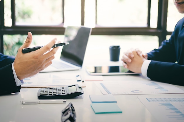 Reunión de trabajo en equipo de empresarios para discutir la inversión.