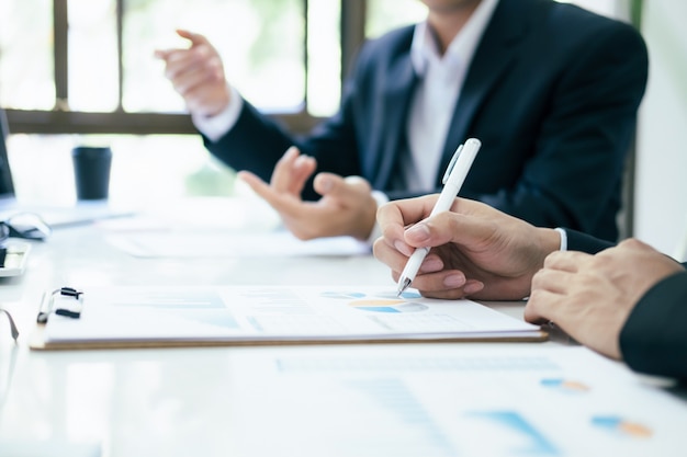 Reunión de trabajo en equipo de empresarios para discutir la inversión.