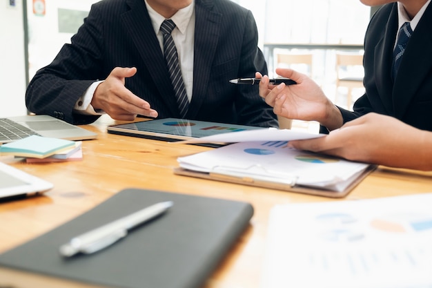 Reunión de trabajo en equipo de empresarios para discutir la inversión.