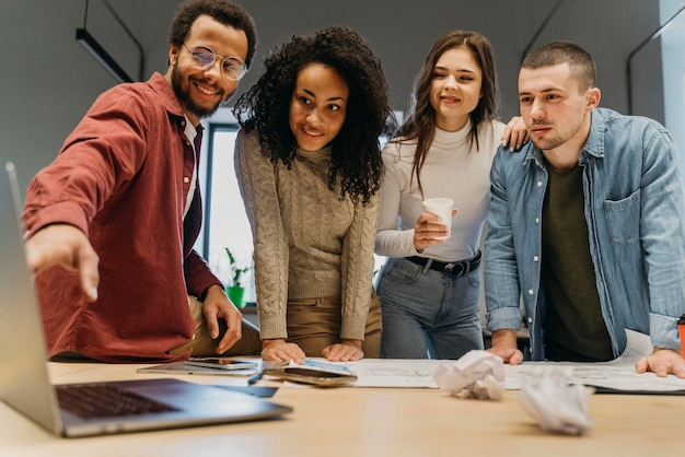 Foto reunión de trabajo en equipo con gente de negocios