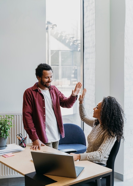 Reunión de trabajo en equipo con gente de negocios