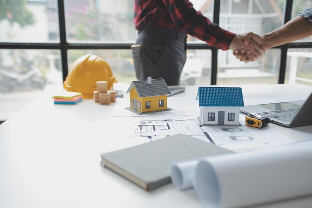 Reunión de trabajo en equipo de ingenieros Dibujo trabajando en el proyecto Reunión para el proyecto Trabajando con el socio en la construcción de modelos y herramientas de ingeniería en el sitio de trabajo Construcción y concepto de estructura