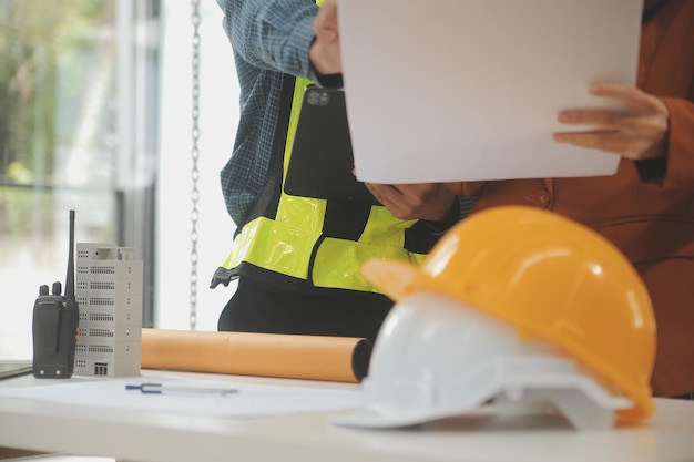 Reunión de trabajo en equipo de ingenieros Dibujo trabajando en el proyecto Reunión para el proyecto Trabajando con el socio en la construcción de modelos y herramientas de ingeniería en el sitio de trabajo Construcción y concepto de estructura