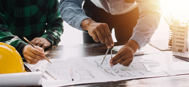 Reunión de trabajo en equipo de ingenieros Trabajo de dibujo en una reunión de planos para un proyecto que trabaja con un socio en la construcción de modelos y herramientas de ingeniería en el lugar de trabajo Concepto de construcción y estructura