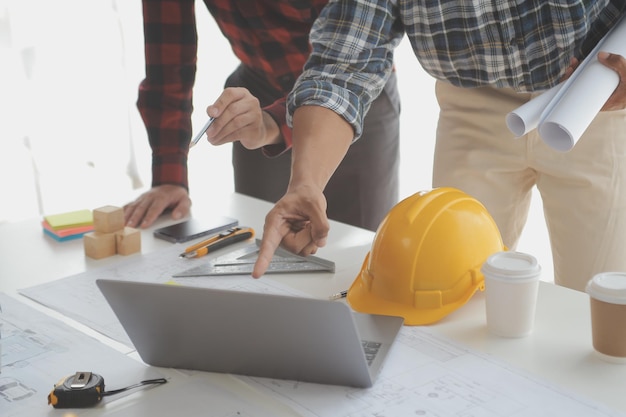 Reunión de trabajo en equipo de ingenieros Trabajo de dibujo en una reunión de planos para un proyecto que trabaja con un socio en la construcción de modelos y herramientas de ingeniería en el lugar de trabajo Concepto de construcción y estructura