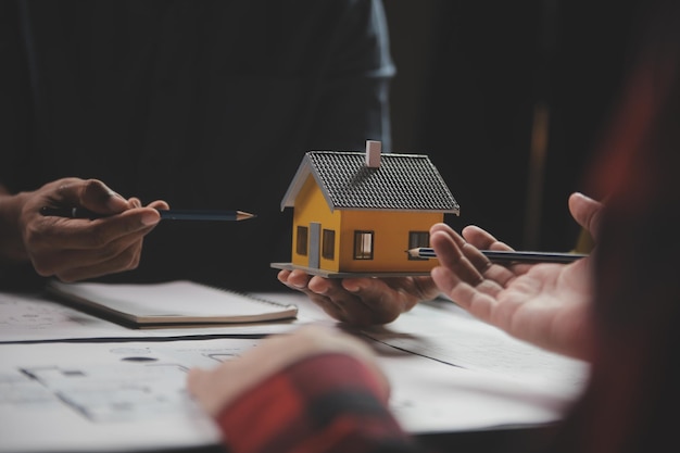 Reunión de trabajo en equipo de ingenieros Trabajo de dibujo en una reunión de planos para un proyecto que trabaja con un socio en la construcción de modelos y herramientas de ingeniería en el lugar de trabajo Concepto de construcción y estructura