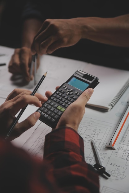 Reunión de trabajo en equipo de ingenieros Trabajo de dibujo en una reunión de planos para un proyecto que trabaja con un socio en la construcción de modelos y herramientas de ingeniería en el lugar de trabajo Concepto de construcción y estructura