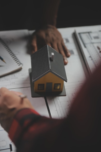 Reunión de trabajo en equipo de ingenieros Trabajo de dibujo en una reunión de planos para un proyecto que trabaja con un socio en la construcción de modelos y herramientas de ingeniería en el lugar de trabajo Concepto de construcción y estructura