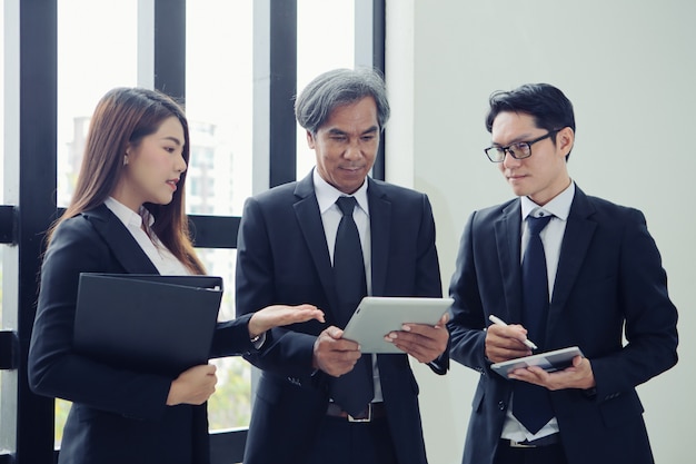 Reuniones grupales de empresarios para generar ideas, analizar y planificar el marketing.