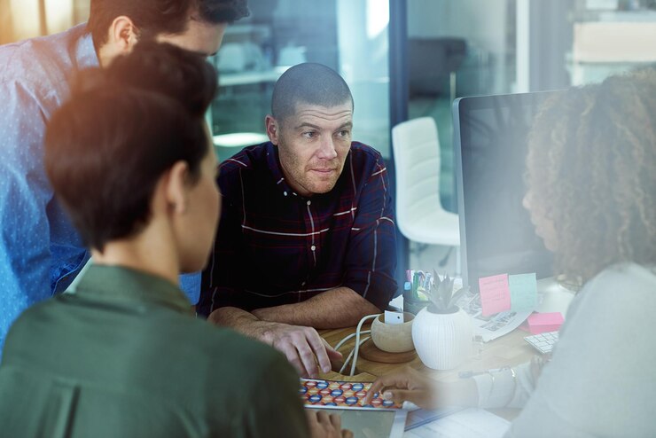 Foto las reuniones son una excelente manera de comunicarse fotografía de colegas trabajando juntos en una oficina moderna