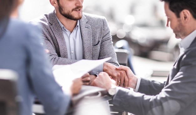 Reunirse con colegas de negocios en la mesa del café de la ciudad.