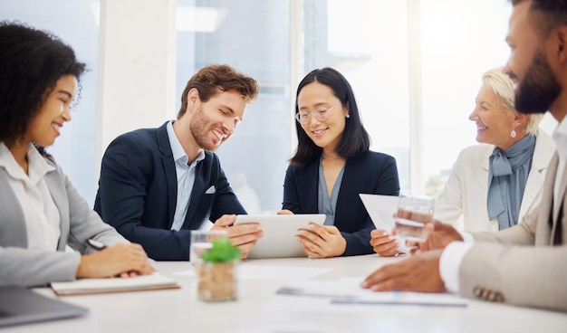 Reunirse con personas de negocios y tabletas digitales en la oficina para planificar una estrategia de trabajo en equipo creativa y de colaboración y un grupo con diversidad en línea para la revisión de kpi y una lluvia de ideas feliz y emocionado