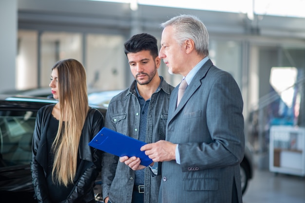 Revendedor de showroom de carros, compra de família de carros novos