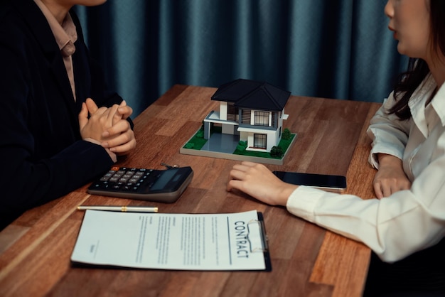 Revendo o contrato de empréstimo imobiliário com o agente usando a calculadora Entusiasmado