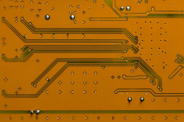 El reverso de la placa de circuito electrónico es de color marrón amarillento