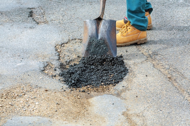 Revestimiento de calles. Construcción de asfalto fresco. Mal camino