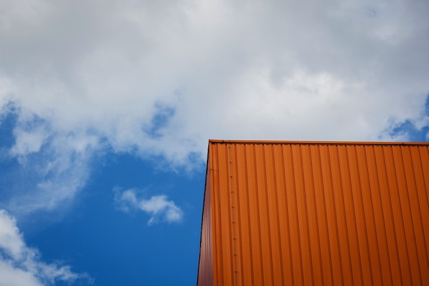 Revestimiento metálico en moderno edificio industrial sobre fondo de cielo. depósito