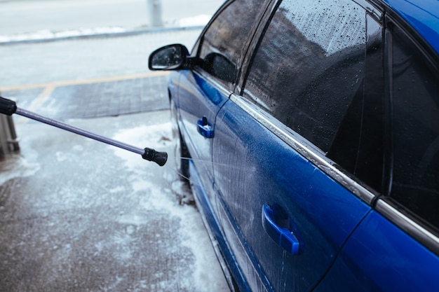 Revestir o carro com cera líquida. conceito de lavagem de carro