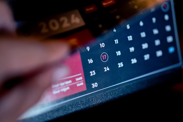 Revisando un calendario de 2024 con una fecha marcada en un círculo