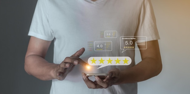 Revisão de Excelência Jovem usa smartphone móvel tocando a mão para analisar e dá 1 estrela