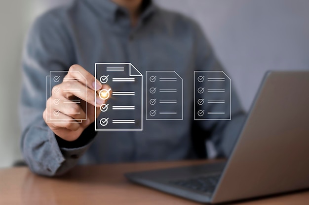 Revisar el formulario digital para revisar las operaciones Empresario utiliza cuestionario evaluación evaluación
