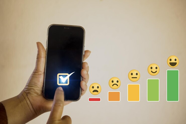 Foto revisar o conceito de pesquisa de feedback de satisfação do cliente com smartphone na mão e dar classificação ao serviço excelente experiência na aplicação de telefone móvel