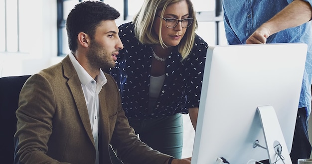 Revisión de aprendizaje y entrenamiento con gente de negocios en la computadora para la colaboración y planificación de la visión Diseñador de estrategias y liderazgo con empleados en la agencia digital para el trabajo en equipo de ideas y objetivos