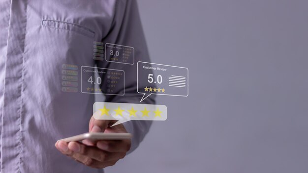 Revisión de cliente Hombre joven mano usando teléfono inteligente móvil con cinco estrellas para revisar y dar 5 estrellas