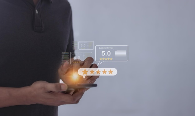 Revisión de cliente Mujer joven con un teléfono inteligente en la mano con cinco estrellas para revisar y dar 5 estrellas