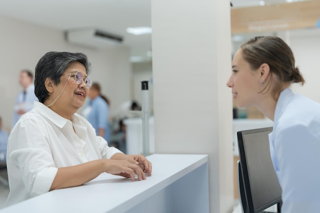 Revisión de la mujer anciana Discutir los síntomas