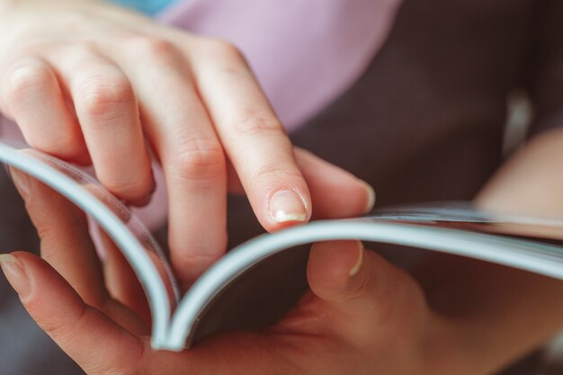 Revista de leitura de mulher em casa