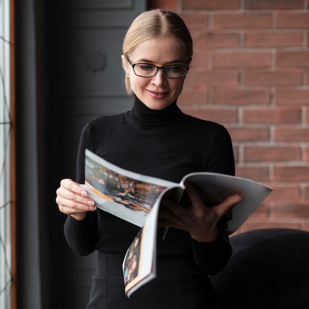 Foto revista de lectura hermosa mujer