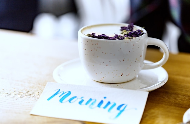 Revitalizante café matutino en una cafetería