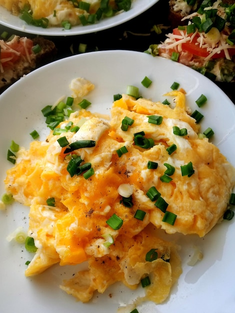 Revuelto de huevos espolvoreados con cebolla verde